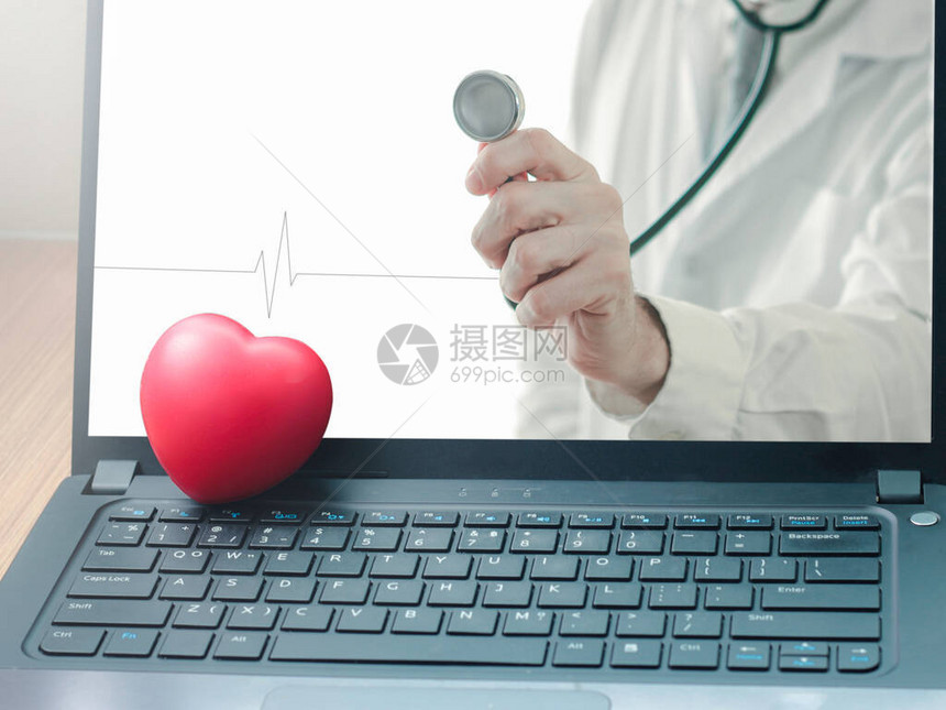 医生在线概念红心和带听诊器的医生在电脑笔记本电脑屏幕上与患者进行在线咨询虚拟界面上的在线医疗通图片