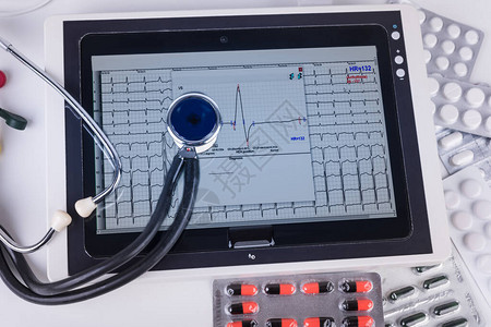 显示有听诊器电极药片医疗背景顶部视图的心血管图片