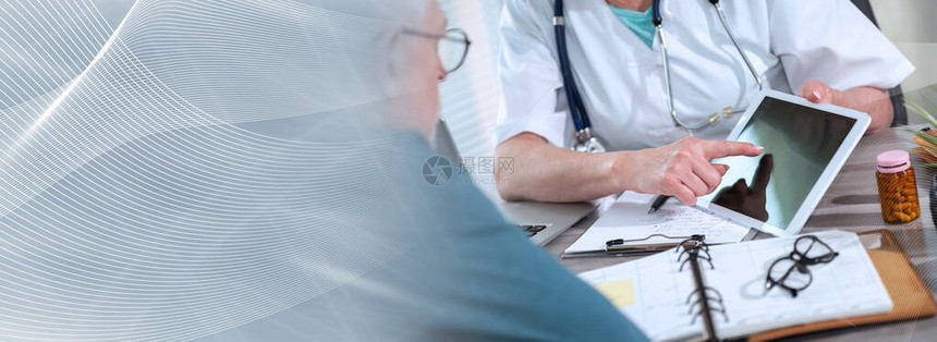 女医生在医疗办公室向病人出示数字片板报告图片