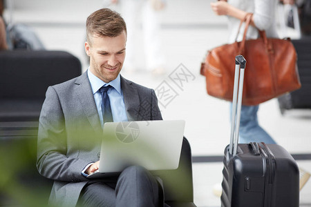 穿着灰色西装坐在机场图片