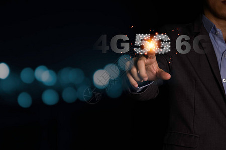 商人手指向黑色背景和散景的5G信号息图5代移动信号无线技术对物联网产图片