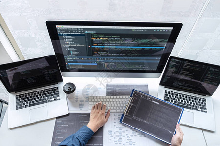 开发程序员在IT公司办公室从事软件开发计算机项目图片