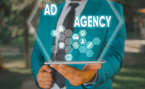 显示广告代理的文字符号致力于创建策划和处理广告的商务图片