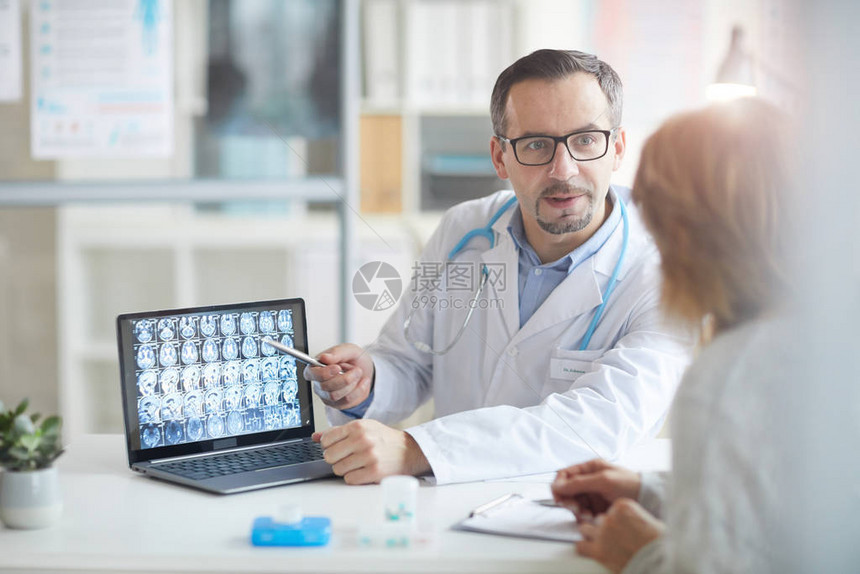 男医生向病人解释病情图片