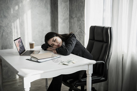 商业妇女疲劳工作后在办公桌图片