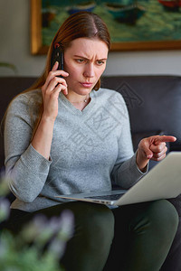 悲伤的女人坐在沙发上图片