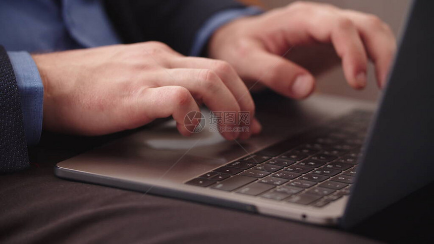 特写无法辨认的商人在远程办公室完成笔记本电脑上的工作男人手在慢动作笔记本键盘上打字成功的商人在家里的笔记本电脑图片