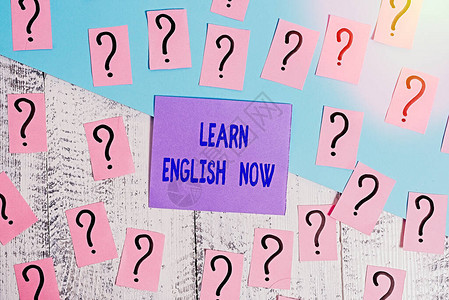 概念手写显示现在学习英语概念意义获得或获得英语知识和技能木桌上图片