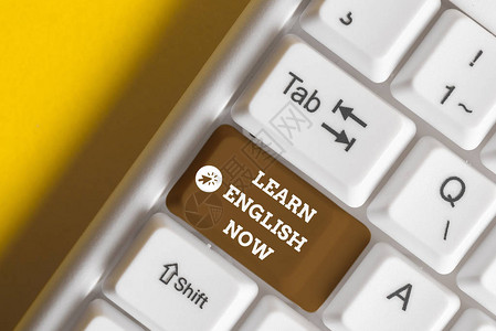 概念手写显示现在学习英语概念意义获得或获得英语言白色pc键盘的知识和技能背景图片