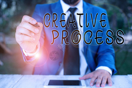 概念手写显示创作过程产生新想法和建立联系的概念意义过程商人拿着笔和图片