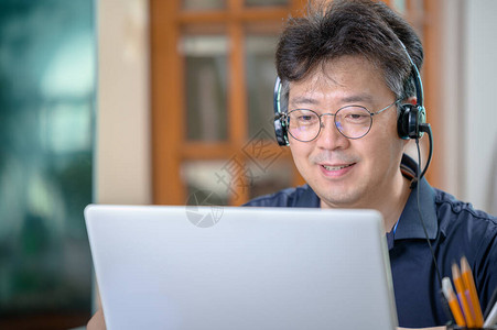 中年亚洲人在家里工作图片