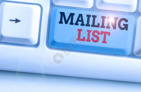手写文字书写邮件列表显示谁订阅定期邮件分发的图片