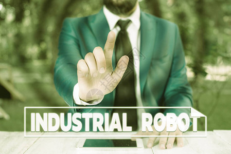 显示工业机器人的书写笔记用于制造产品的机器人机制的商业概念商人在他面图片