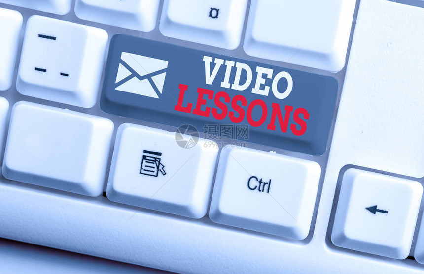 显示视频课程的概念手写概念意义在线教育材料的主题查看和学习白色pc键盘与白色背景图片