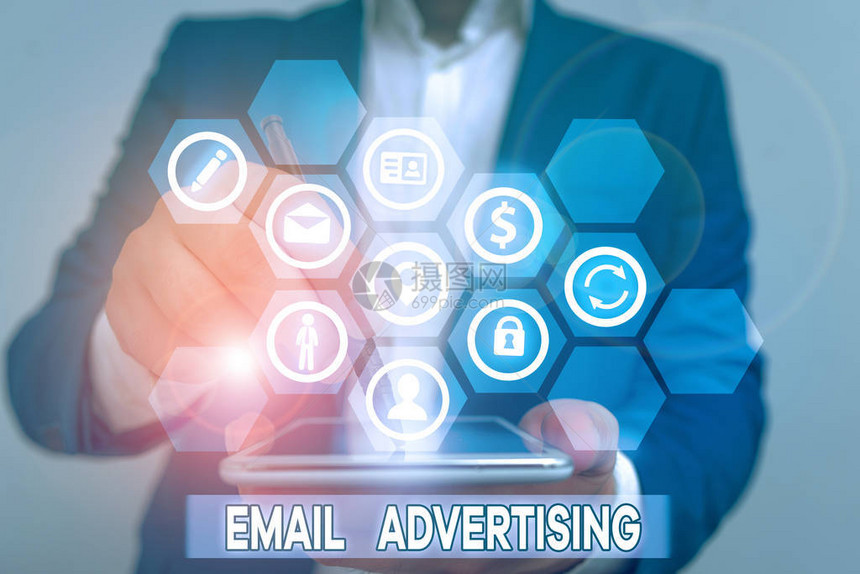 显示电子邮件广告的概念手写向目标市场发送商业信息的图片