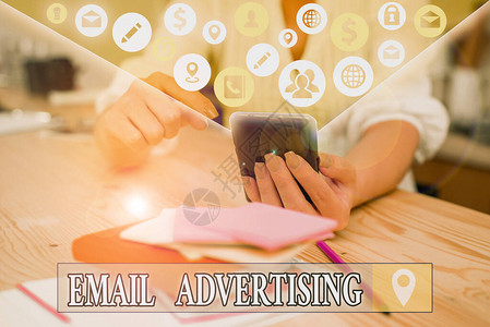 显示电子邮件广告的文本符号向目标市场发送商业信息的商业图片