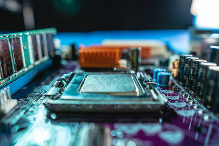 计算机主板上的现代处理器CPU技术硬件的概念和荧光灯的修图片