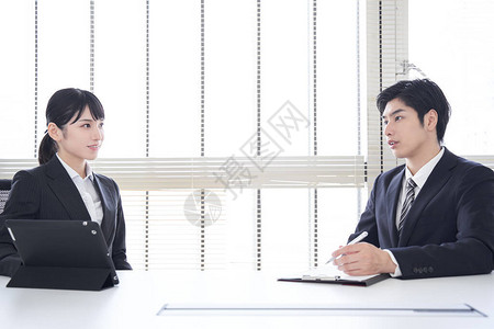 日本商界人士在会议室内举图片