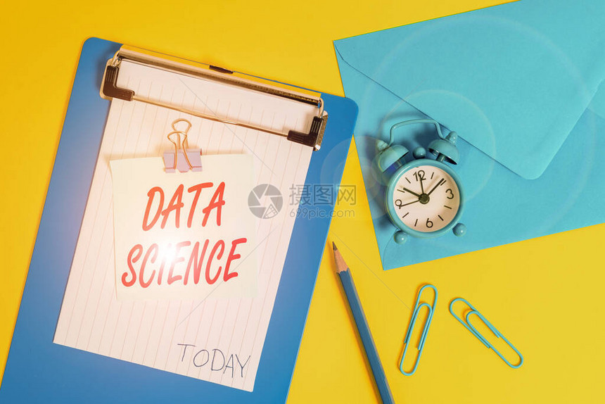 显示数据科学的书写笔记使用科学方法的多学科领域的商业概念剪贴板纸笔记铅笔夹时钟图片