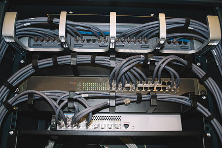 数据中心内装有彩色电缆和以太网开关的网络图片