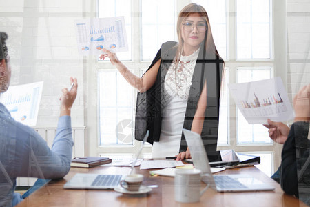 执行女商人建议分析与同事团队图片