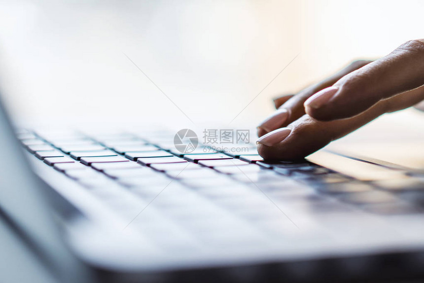 女手指按下笔记本电脑键盘商业和技术概念上图片