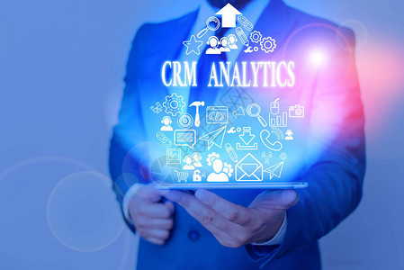 手写文本CRM分析用于评估组织客户数据的概念图片