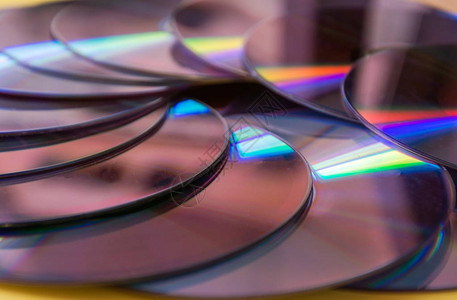 闪亮的cd磁盘模式用紧凑型计算机磁盘进行创意组合图片