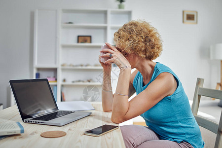 女人在家工作抑郁头疼现代概念和自由图片