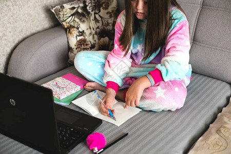 在家使用笔记本电脑学习的女学生家庭学校在线教育家庭教育检疫图片