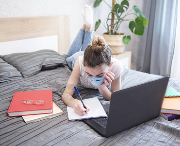 在家使用笔记本电脑学习的女学生呆在家里在线教育家庭教图片