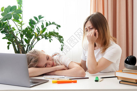远程学习的难点母亲会接受一个疲惫的女儿的任务在家上学图片