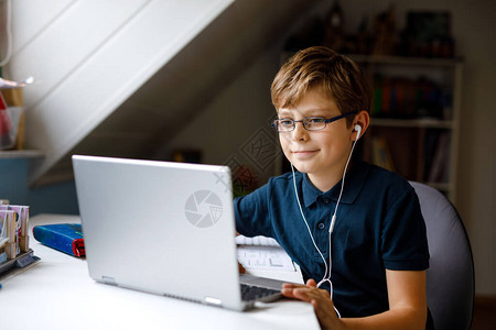 戴眼镜的孩子男孩在家学习笔记本电脑上学图片