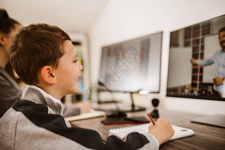 男孩和女孩在家学习和做功课远程在线教育在网上背景图片