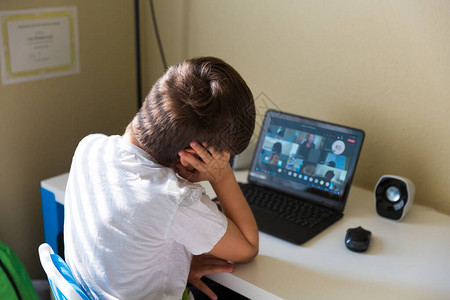 男孩学生与小学同在19岁学校关闭期间通过视频电话接听图片
