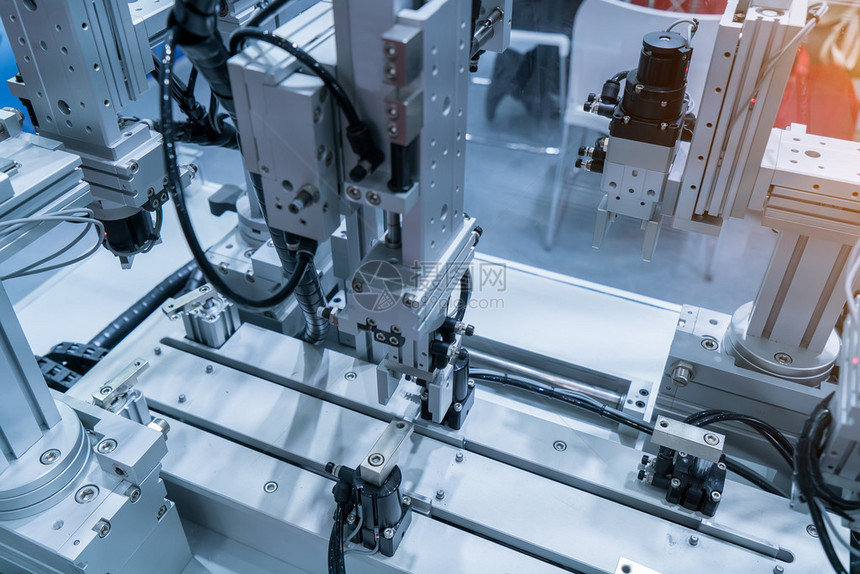 工业制造厂的机器人手动图片