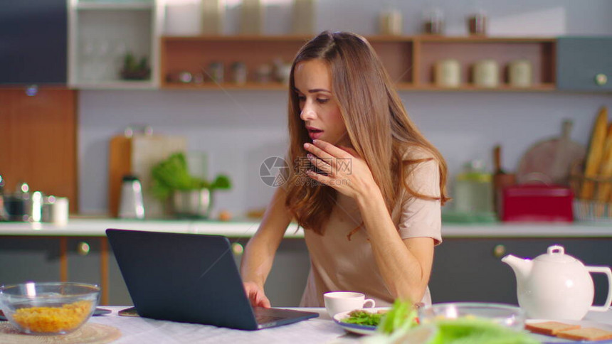 有吸引力的女商人在厨房下班后关闭笔记本电脑快乐的女士从家里出去工作年轻女子迟到离开公图片