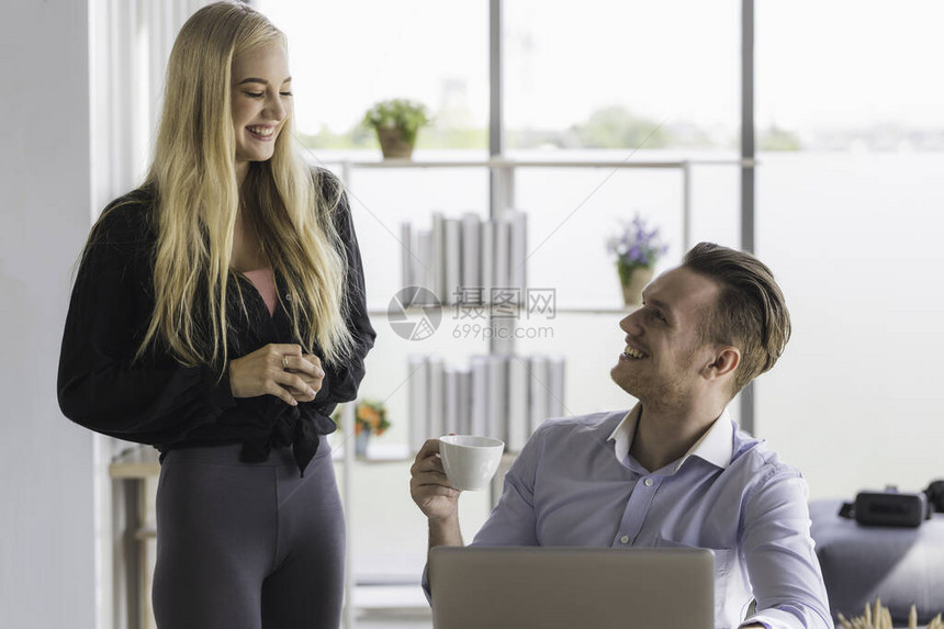 年轻的商人和女人在早晨的阳光下在家办公他们在社交网络中交流并图片