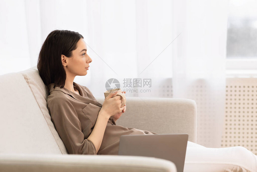 女人坐在沙发上图片