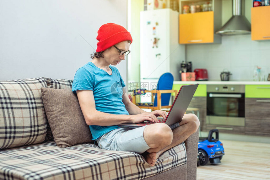 一个年轻人在家里用笔记本电脑远程工作远程工作和在线教育的概念当您必须待在家里时图片