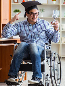 坐在轮椅上在家的残疾学生图片