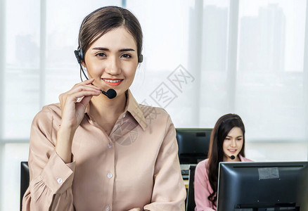 呼叫中心服务台顾问在免提电话上交谈在工作场所快乐微笑的女客户支持电话接线员的肖像呼叫中心女商人在耳机上交谈办公图片