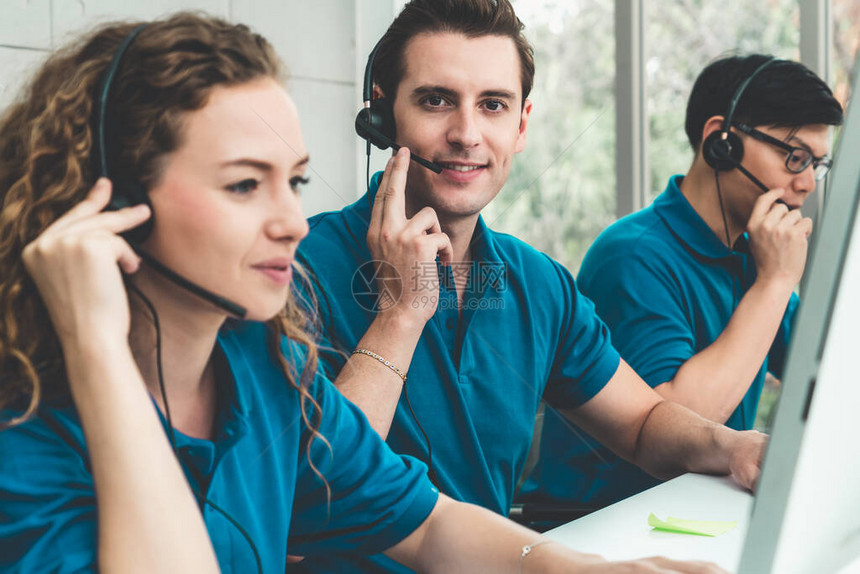 商务人士戴着耳机在办公室工作以支持远程客户或同事呼叫中心电话营销客户支持代理提供电话视频图片