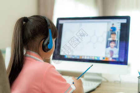 亚洲女学生视频会议在家与老师和同学在电脑上进行电子在家上学和远程在线图片