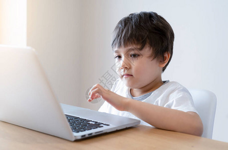 儿童使用平板电脑进行家庭作业自我隔离图片