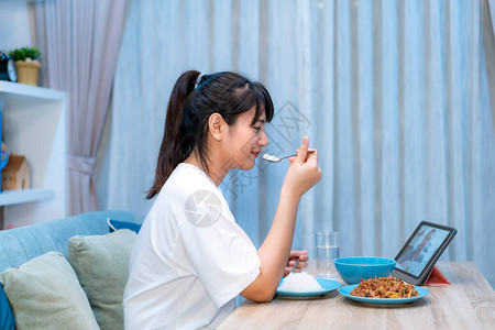 亚洲女虚拟欢乐时光会面晚餐和与男友一起在网上吃食物图片