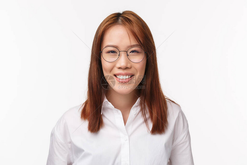 特写肖像成功微笑着戴眼镜的年轻亚洲女图片