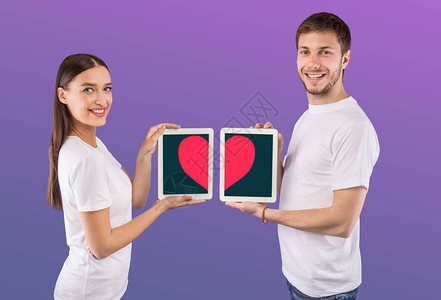 人际关系概念美丽的一对夫妇在屏幕上拿着有心的平图片