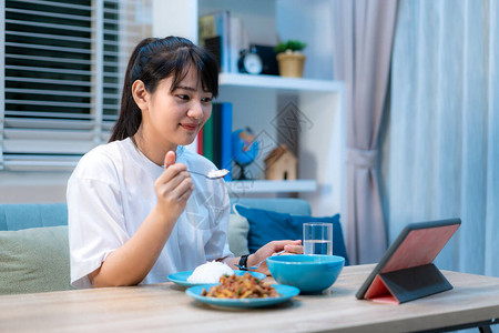 亚洲女虚拟欢乐时光会面晚餐和与男友一起在网上吃食物图片