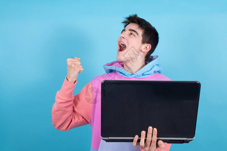 青少年青男子或笔记本电脑在背景上被孤立并有惊喜或成功表达图片